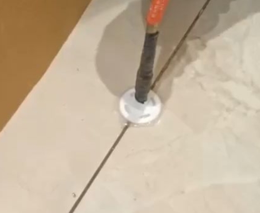 宁波瓷砖空鼓维修公司专业解答瓷砖在铺贴过程中，如果没有涂抹均匀到位的粘结材料（如水泥砂浆或瓷砖胶），可能会导致以下问题